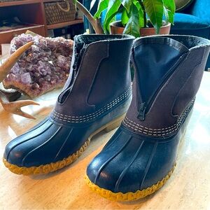 *Unworn* LL Bean Women's Bean Boots, Fleece-Lined Insulated Front-Zip, W sz 9